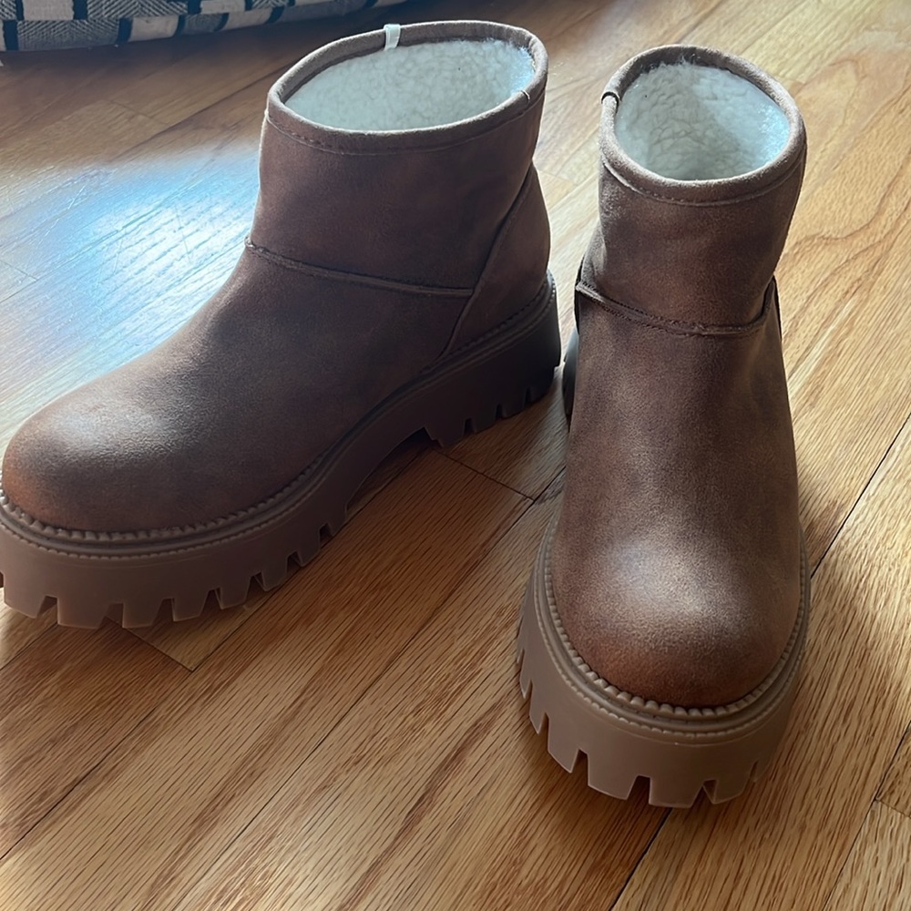 DV Dolce Vita Women's Lonny Ankle Boot size 9.5